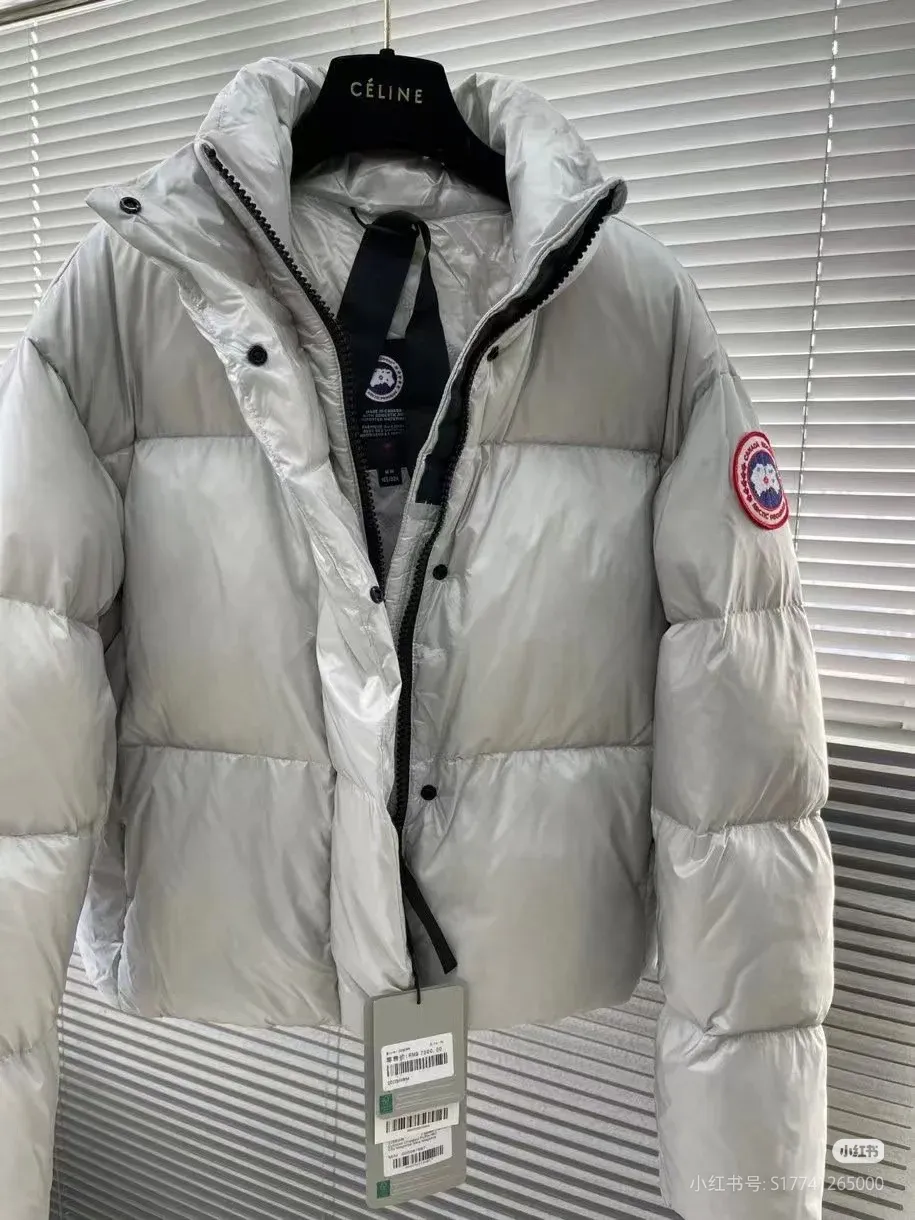 P720 top version, counter quality, different from ordinary versions on the market - Canada Goose Canada Goose Cypress classic embroidered logo logo short parka stand-up collar down jacket The most beautiful goose down jacket in history Red label series silver birch color full score for comfort and pleasure‼ ️ This is the most popular series this year. The embroidered logo on the sleeve arm brings to life Canada’s topographic map, which is perfect for comparison! YKK zippers and zipper webbing parts are supplied by customers. Each one has Goose's logo, and the placket webbing, wiring and other details are perfect💯. The waterproof surface layer is made of high-tech tear-proof fabric. It is supplied by high-end customers with fine down. It is filled with 80% white goose down. It has high resilience and is light and warm. The pockets on both sides can store small items, and the detachable elastic strap inside makes it easy to carry on the shoulder and frees your hands. Can be easily styled on all body types! The style is classic and timeless, warm and practical, and versatile! Enter with your eyes closed!  Size: S / M / L /